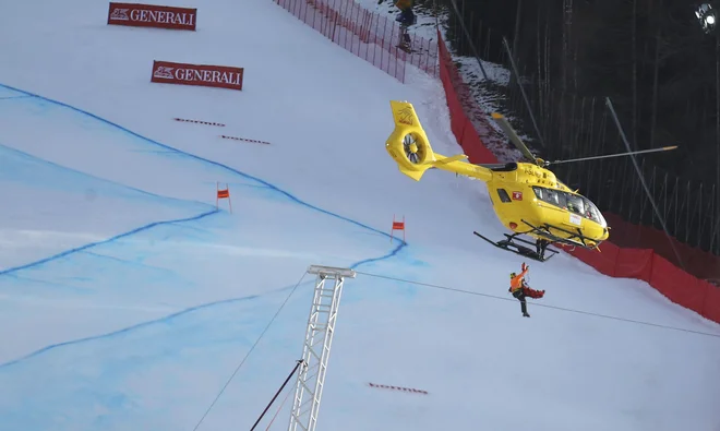 Kosija so prepeljali v bolnišnico s helikopterjem. FOTO: AP