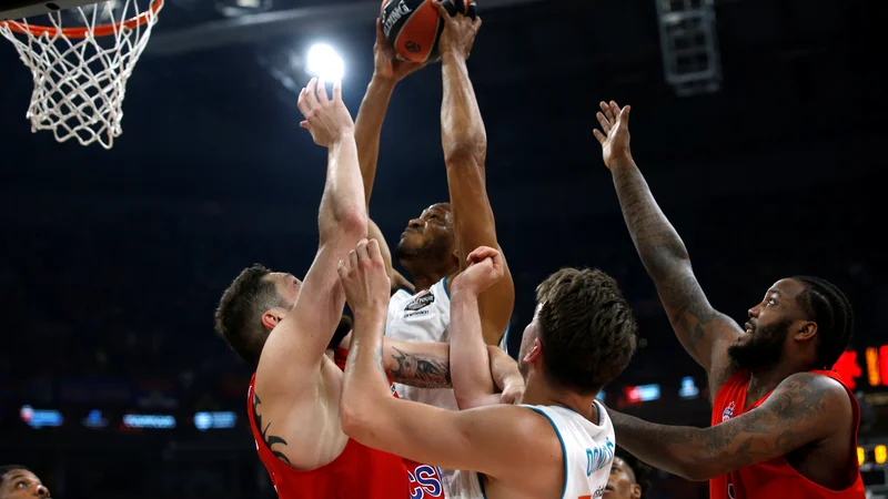 Fotografija: Anthony Randolph (z žogo) je v dobrih 25 minutah dosegel 11 točk in pet skokov za madridski Real, ki je v gosteh izgubil proti Fenerbahčeju. FOTO: Alkis Konstantinidis/Reuters