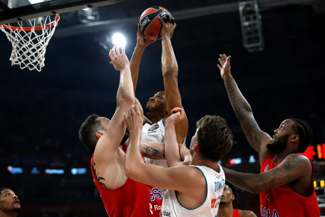 Anthony Randolph (z žogo) je v dobrih 25 minutah dosegel 11 točk in pet skokov za madridski Real, ki je v gosteh izgubil proti Fenerbahčeju. FOTO: Alkis Konstantinidis/Reuters