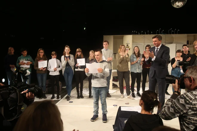 Predsednik države Borut Pahor je kot častni pokrovitelj priznanja izročil vsem otrokom in mladostnikom, ki so med letom postali mesečni izbranci. FOTO Jure Eržen