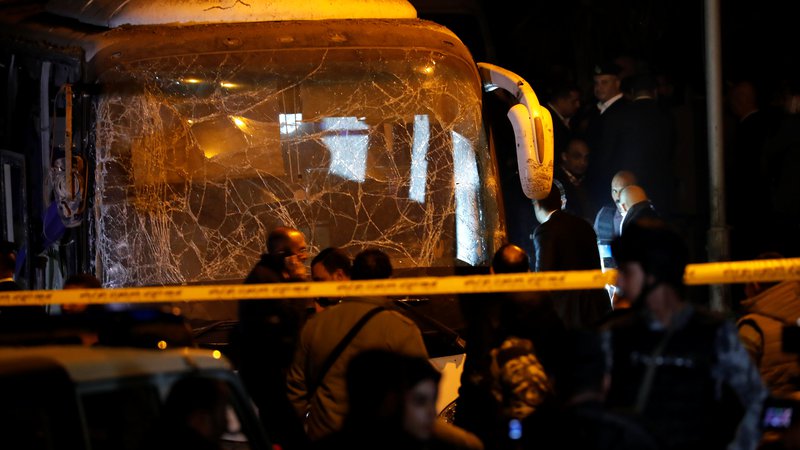 Fotografija: Zaenkrat je znano, da je bila bomba skrita ob zidu, mimo katerega je peljal avtobus. FOTO: Amr Abdallah Dalsh/Reuters