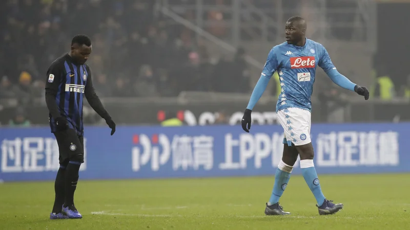 Fotografija: Kalidou Koulibaly je bil tarča rasističnih izpadov Interjevih navijačev. FOTO: Luca Bruno/AP