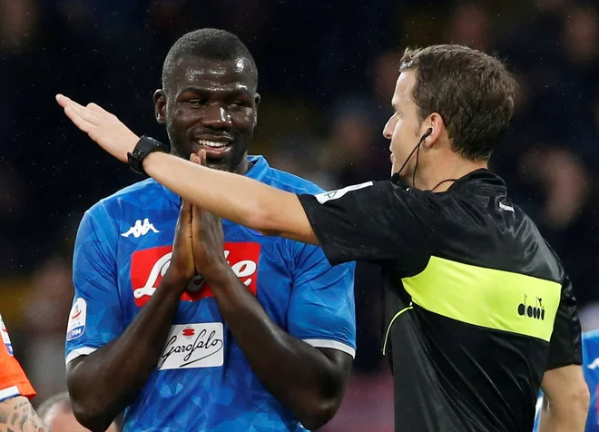 Kalidou Koulibaly je moral zaradi dveh rumenih kartonov predčasno pod prho. FOTO: Ciro de Luca/Reuters