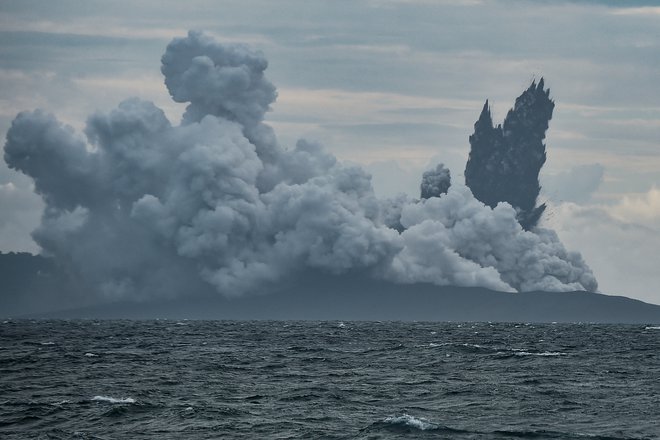 Ognjenik Anak Krakatau Izgubil je tudi med 150 in 170 milijonov kubičnih metrov materiala. FOTO: Reuters