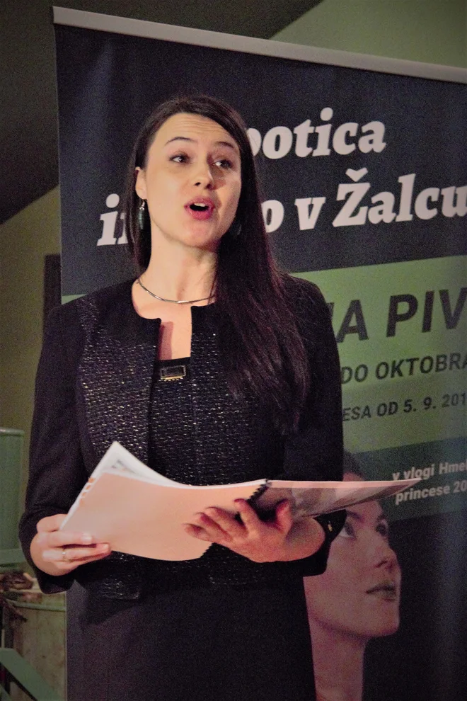 Mojca Bitenc nastopa v naslovni vlogi operete Hmeljska princesa. FOTO: Brane Piano