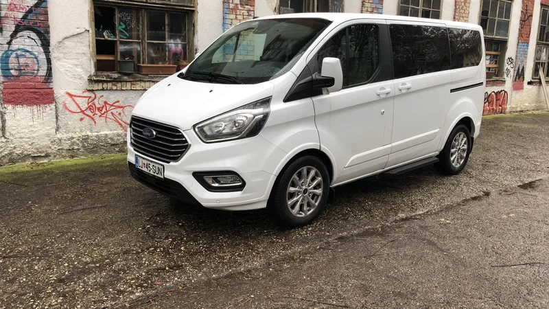Fotografija: Ford tourneo custom je stabilen kombi, ki se v ovinkih ne nagiba preveč, zato je vožnja z njim prijetna. FOTO: Aljaž Vrabec