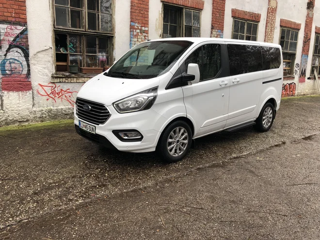 Ford tourneo custom je stabilen kombi, ki se v ovinkih ne nagiba preveč, zato je vožnja z njim prijetna. FOTO: Aljaž Vrabec