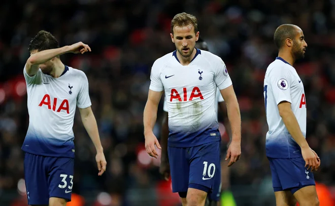 Nogometaši Tottenhama so sklonili glave. FOTO: Eddie Keogh/Reuters