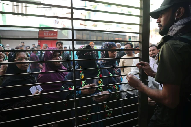 Premierka vztrajno zavrača obtožbe o zlorabi položaja in avtoritarnem vodenju države. FOTO: Mohammad Ponir Hossain/Reuters
