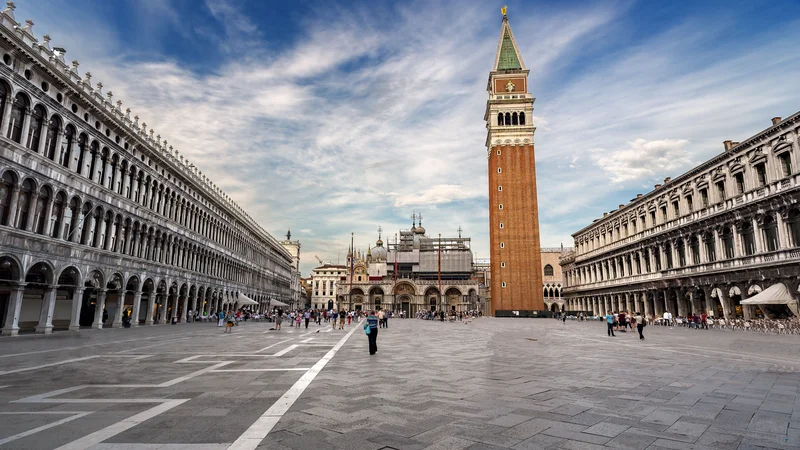 Fotografija: Benečani že dlje časa prosijo državo, da s konkretnimi ukrepi omeji število turistov. FOTO: Shutterstock