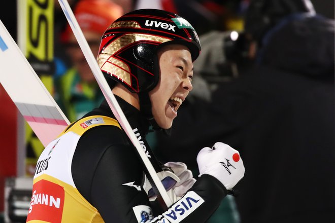 Vodilni v skupnem seštevku svetovnega pokala Rjoju Kobajaši je tudi novoletno turnejo začel z zmago.<br />
FOTO: AFP