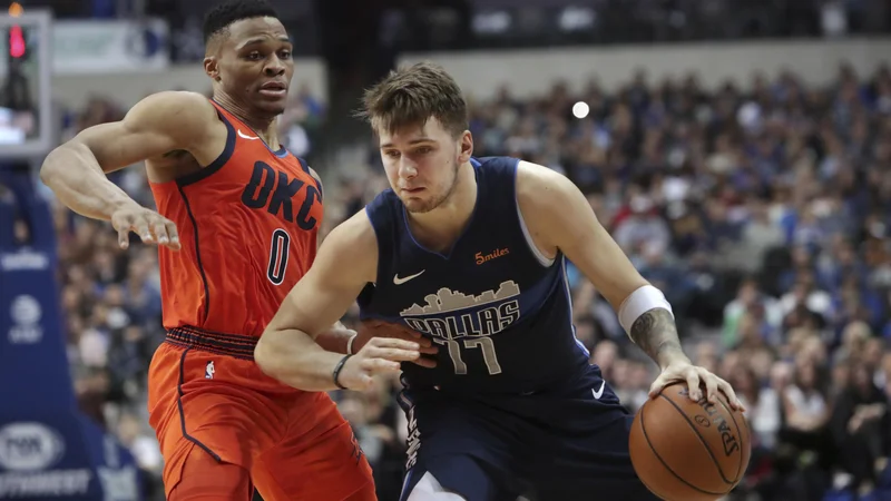 Fotografija: Luka Dončić se odlično znajde v Dallasovi domači dvorani, v kateri je sinoči Teličke popeljal do 15. zmage. FOTO: Lm Otero/AP