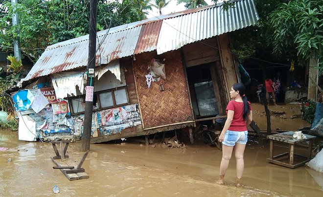 Številni ljudje se niso pripravili na prihod nevihte, saj ni bila dovolj močna, da bi jo vremenoslovni razglasili za tajfun. FOTO: Francis Tanala/AFP