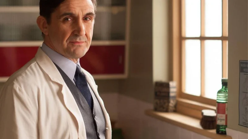 Fotografija: Stephen McGann v seriji Pokličite babico. Foto Promocijsko Gradivo