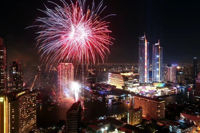 Ognjemet v Bangkoku: FOTO: Athit Perawongmetha/Reuters