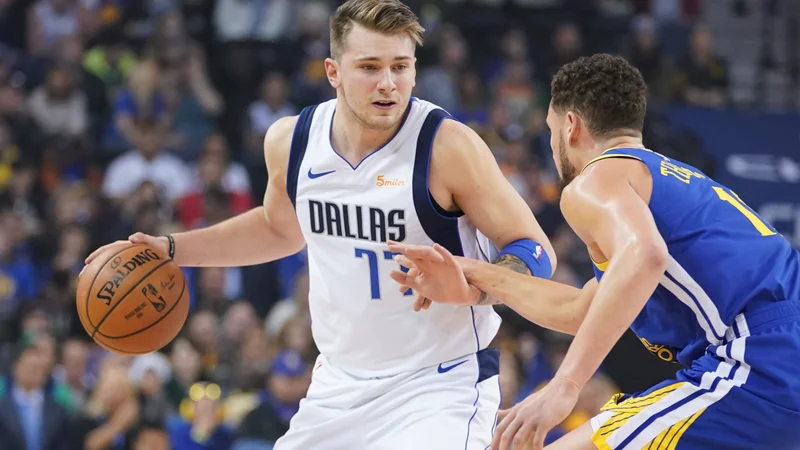 Fotografija: Luka Dončić je parket zapustil pred koncem tretje četrtine in se ni več vrnil v igro. FOTO: Kyle Terada/Reuters