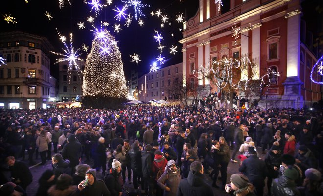 Praznovanje novega leta na tromostovju v Ljubljani. FOTO: Roman Šipić