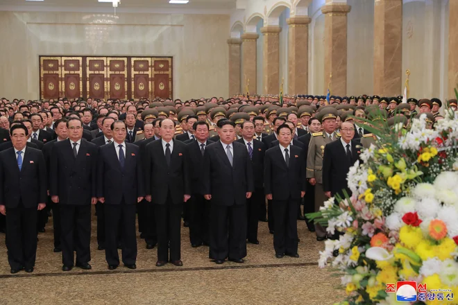 Kim Džong Un se je v novem letu poklonil tudi preminulemu očetu. FOTO: Kcna Dn