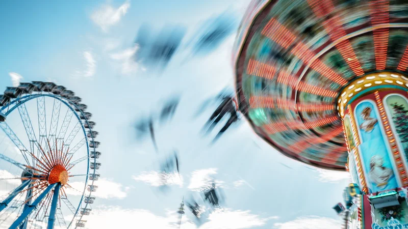 Fotografija: Gasilci so večkrat neuspešno poskušali rešiti ujete ljudi, vendar pa je bila 30-metrska lestev prekratka. FOTO: Shutterstock