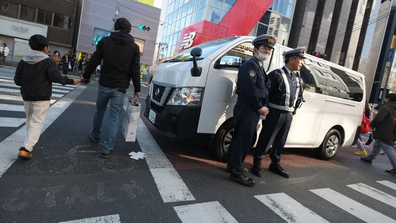 Fotografija: Moški je z manjšim kombijem zapeljal v skupino ljudi v japonskem Tokiu. FOTO: Kazuhiro Nogi/AFP