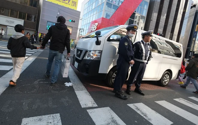 Moški je z manjšim kombijem zapeljal v skupino ljudi v japonskem Tokiu. FOTO: Kazuhiro Nogi/AFP