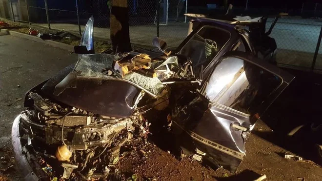 Avtomobil je bil popoloma uničen. FOTO: Pgd Komen