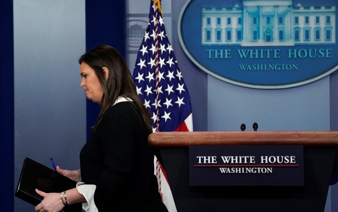 Tiskovna predstavnica Bele hiše Sarah Sanders je prenehala s tiskovnimi konferencami, ker so jo novinarji obtoževali laganja in zavajanja. FOTO: Kevin Lamarque/Reuters
