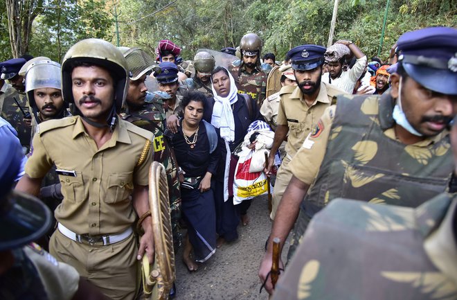 Kanaka in Bindu sta že 24. decembra lani poskušali vstopiti v tempelj Sabarimala. FOTO: AFP