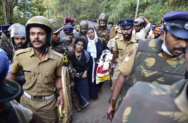 Kanaka in Bindu sta že 24. decembra lani poskušali vstopiti v tempelj Sabarimala. FOTO: AFP