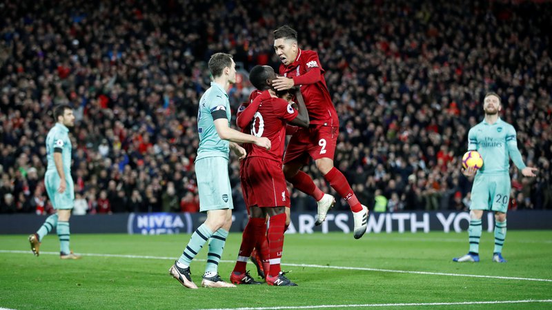 Fotografija: Roberto Firmino je takole naskočil Sadia Maneja in Mohameda Salaha, potem ko so se vsi trije vpisali med strelce na zadnjem derbiju Liverpoola z Arsenalom. FOTO: Reuters