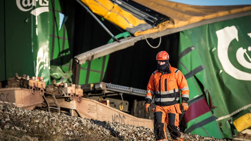 Fotografija: Po poročanju danskega lokalnega časnika Ritzau naj bi potniški vlak, na katerem je bilo 131 potnikov ter trije člani posadke, trčil v tovorni vlak. FOTO: Ritzau Scanpix Reuters