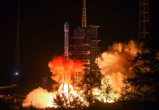 Sondo Chang'e 4 so izstrelili 8. decembra 2018. FOTO: AFP