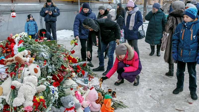 Fotografija: Ljudje se poslavljajo od žrtev. FOTO: Stringer Reuters