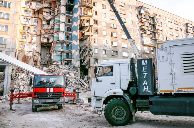 Stavba je močno poškodovana. FOTO: Stringer Reuters