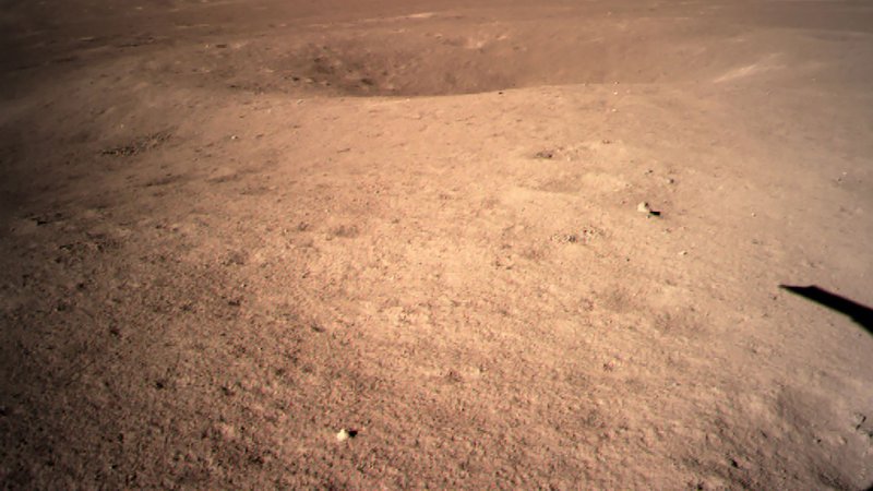Fotografija: Kitajska vesoljska agencija je objavila fotografije, ki jih je na oddaljeni strani Lune posnela kitajska sonda Chang'e 4. Rover je prvi, ki je pristal na tej strani Lune in tako je Kitajska naredila nov velik korak v vesoljskem raziskovanju. FOTO: Kitajska vesoljska agencija CNSA/AFP