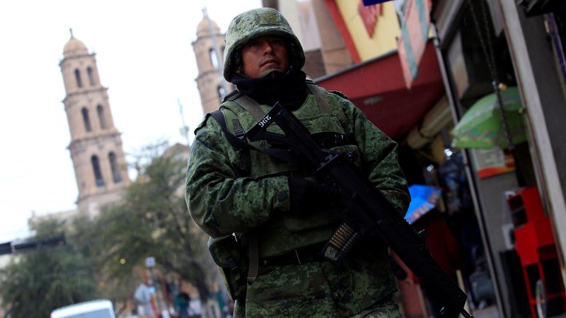 Fotografija: Varnostne službe so aretirale domnevnega napadalca. FOTO: Jose Luis Gonzalez/Reuters