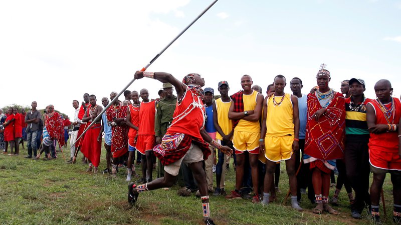 Fotografija: Včasih so s kopjem lovili leve, danes z istimi kopji tekmujejo, kdo bo vrgel sulico dlje, s čemer ne ogrožajo nobene živali. Foto Thomas Mukoya Reuters