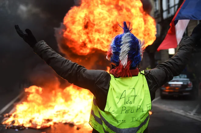 Protestno gibanje, ki uradno nima voditeljev ali organizatorjev, se je pojavilo v sredini novembra zaradi dviga trošarin. FOTO: Mehdi Fedouach/Afp