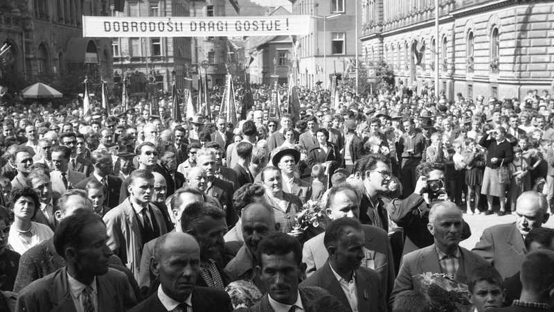 Fotografija: Sprejem gostov vlaka bratstva in enotnosti v Celju leta 1962. Istega leta so Josipa Broza Tita ob njegovi 70-letnici imenovali za častnega občana Celja. FOTO: arhiv ZAC, Fototeka Milana Božiča