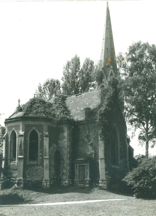 Evangeličanska cerkev je bila zgrajena leta 1906. Po koncu druge ­svetovne vojne je propadala in so jo porušili, preden je dočakala 60 let. FOTO: arhiv ZAC, Zbirka fotografij in slik