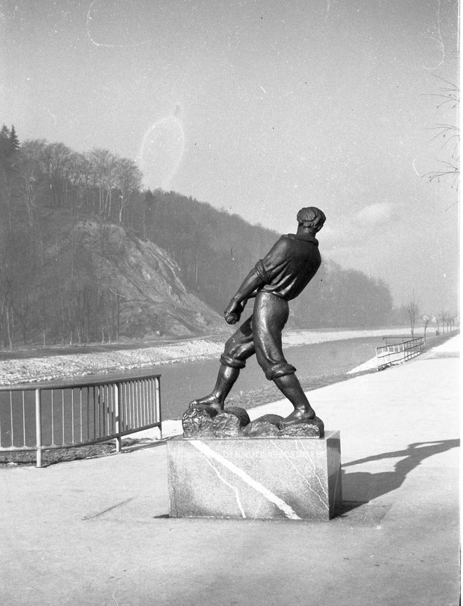 Splavar ob Savinji je v šestdesetih letih gledal v reko, danes ji obrača hrbet. FOTO: arhiv ZAC, Fototeka Milana Božiča