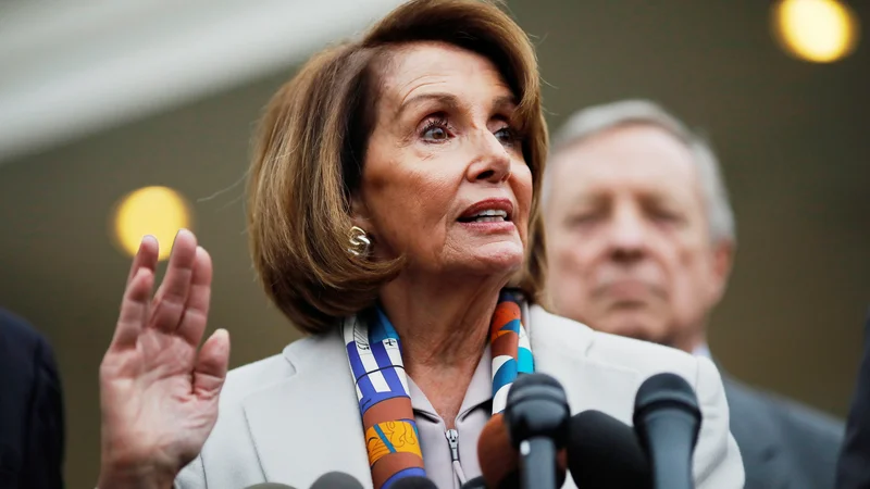 Fotografija: Demokratka Nancy Pelosi je znova na čelu poslanskega doma ameriškega kongresa, kar je napoved serijo preiskav, naperjenih priti predsedniku države. Foto Reuters