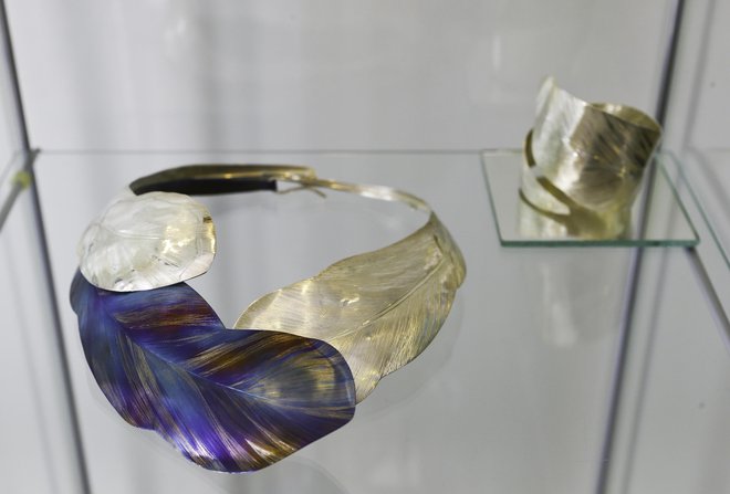Peresa iz srebra in titana: ogrlica in zapestnica. Foto Jože Suhadolnik