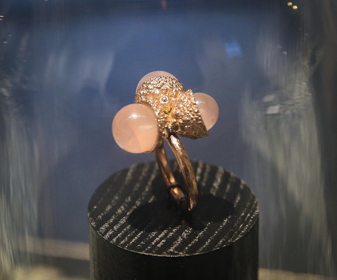 Z razstave Narava v srcu mesta: pozlačen srebrn prstan, za katerega je bil v navdih želod, najden pri delavnici na Gornjem trgu. Foto Jože Suhadolnik