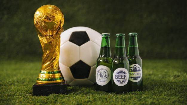Fotografija: Na nogometnem SP v muslimanskem Katarju bosta žoga in pivo združljiva pojma, a bosta uporabnike drago stala. FOTO: FREEPIK