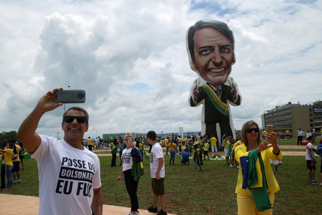 Brazilski predsednik Jair Bolsonaro, ki je pred navdušeno množico prisegel ta teden, zavrača problem globalnega segrevanja. FOTO: Reuters