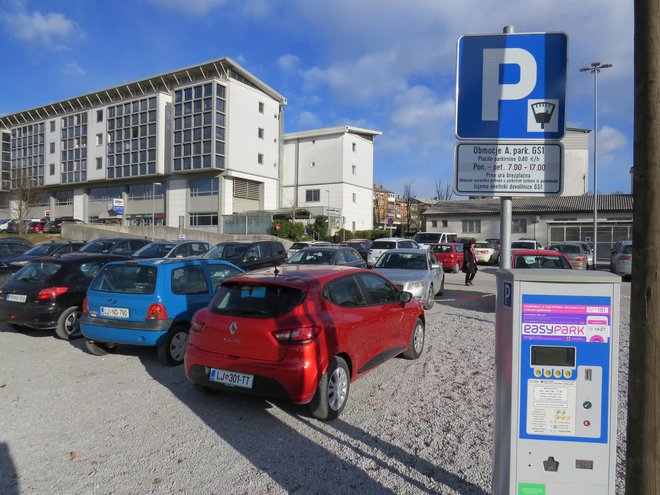 Ko bo zgrajena parkirna hiša, avtomati za plačilo parkirnine ne bodo več potrebni. FOTO: Bojan Rajšek/Delo