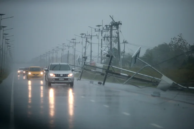 Silovit veter je porušil številne električne drogove in izrul mnoga drevesa. FOTO: Nakhon Si Tammarat/Reuters
