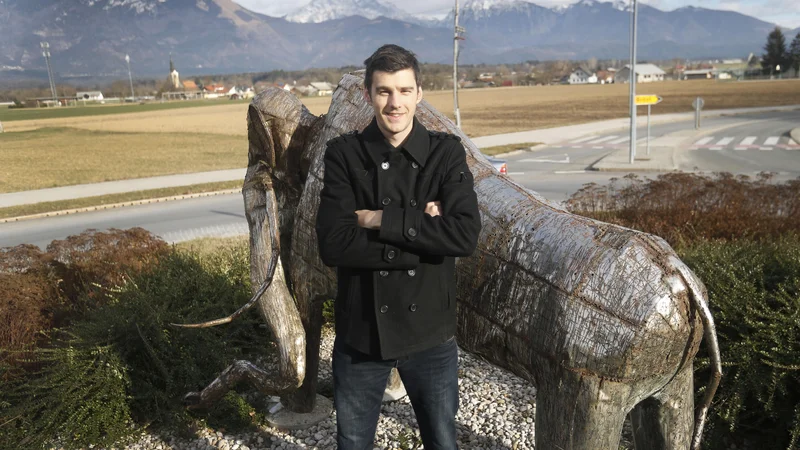 Fotografija: Ko je v krožnem križišču na Kokrici voznik trčil v mamuta, so na facebooku zapisali, da po njihovi oceni ni življenjsko ogrožen. Sledilce so opozorili, da je voznik domnevno zaspal za volanom, čeprav se tovrstne nesreče zgodijo tudi zaradi uporabe mobilnih telefonov in drugih naprav med vožnjo ter nepozornosti na promet. Na fotografiji Bojan Kos. Foto Leon Vidic