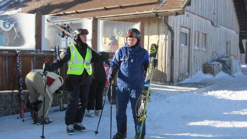 Fotografija: Hrvaški policisti (desno) že pet let pomagajo slovenskim kolegom na slovenskih smučiščih. FOTO: Špela Kuralt